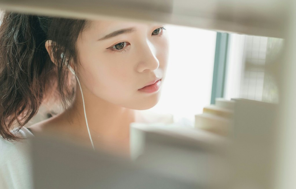 “嗯，家父最近身体不适，妾身明日想回娘家一趟。”美妇有些为难的看向刘璝，毕竟自己夫君久在军中，难得回来，自己却不能够陪伴左右，心中有些愧疚。